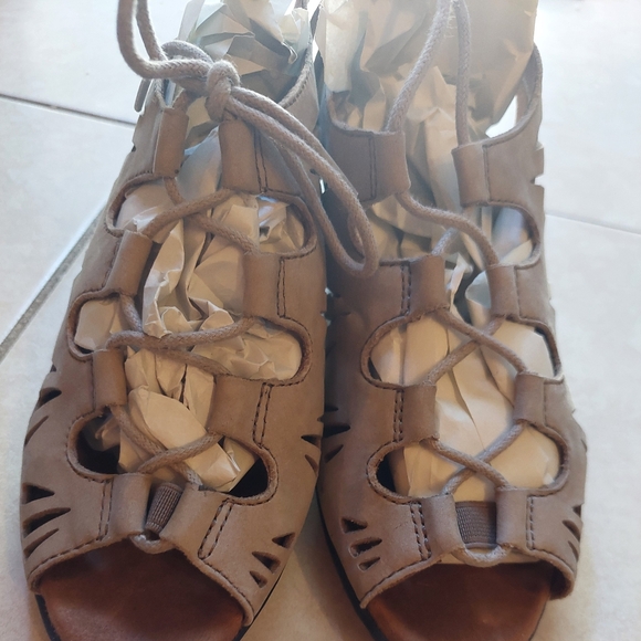 Cobb Hill Rockport Sasha suede lace up sandals sz 8 - Picture 2 of 3